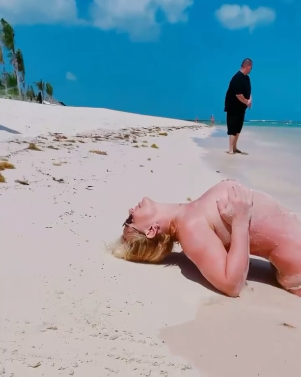 Бритни Спирс вспомнила, как фотографировалась на пляже совершенно голенькой. Топ откровенных селфи Бритни Спирс